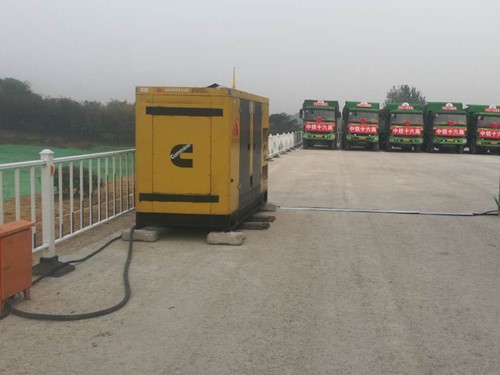 贵德电力系统的稳定性和设备兼容性如何影响发电机组的频率规格？